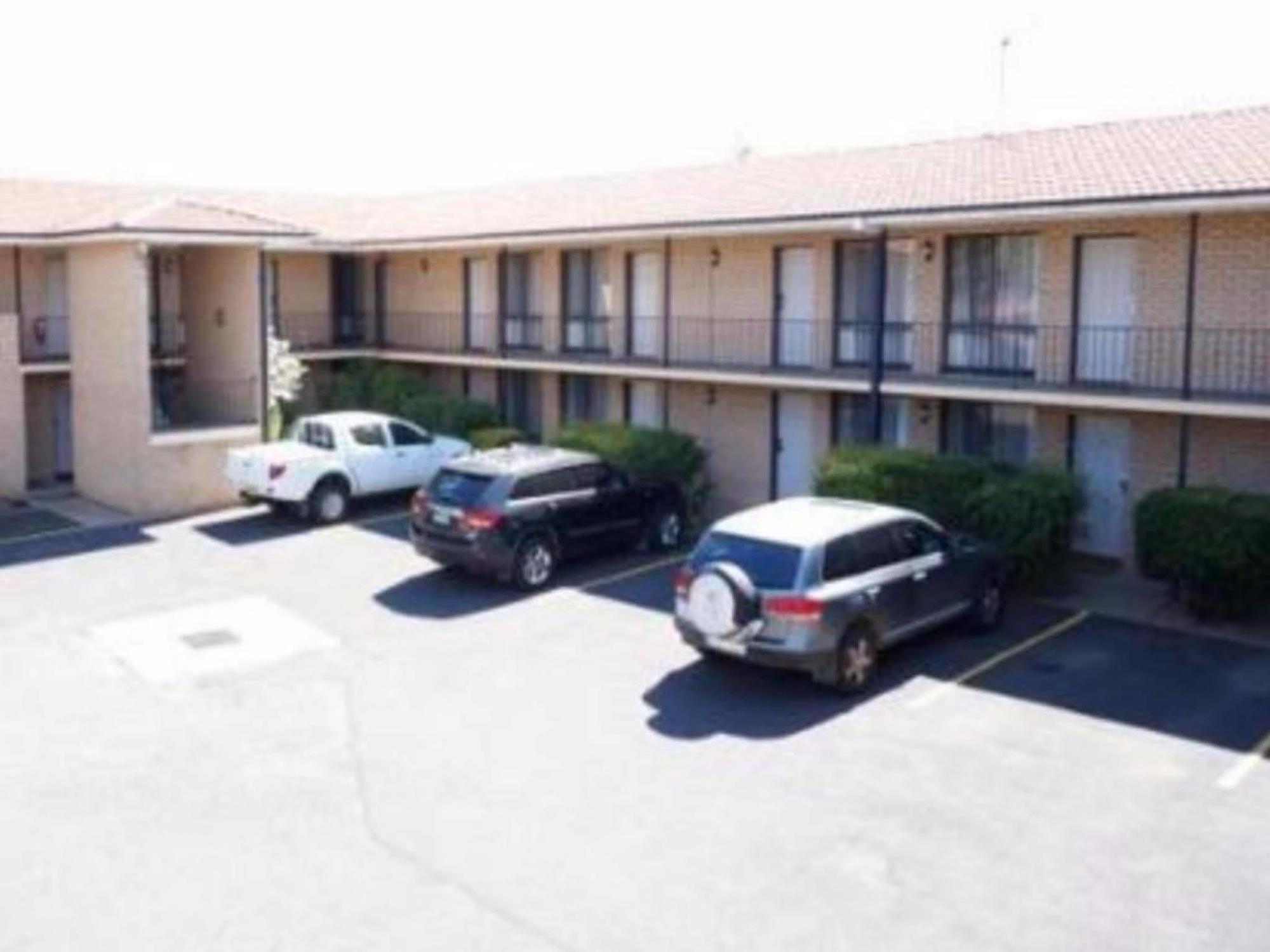 West End Motor Lodge Orange Exterior photo